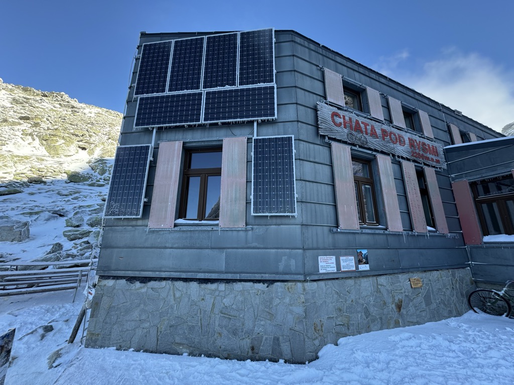 chalet-under-rysy