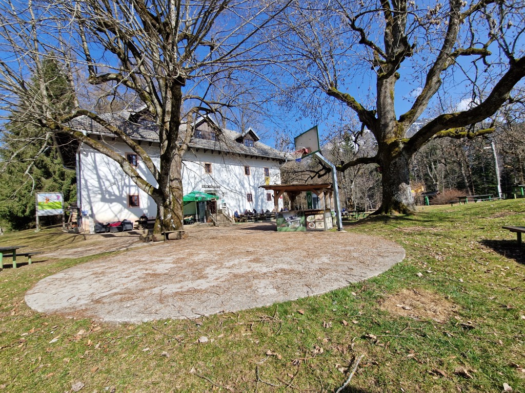 dom-pristava-v-javorniskem-rovtu