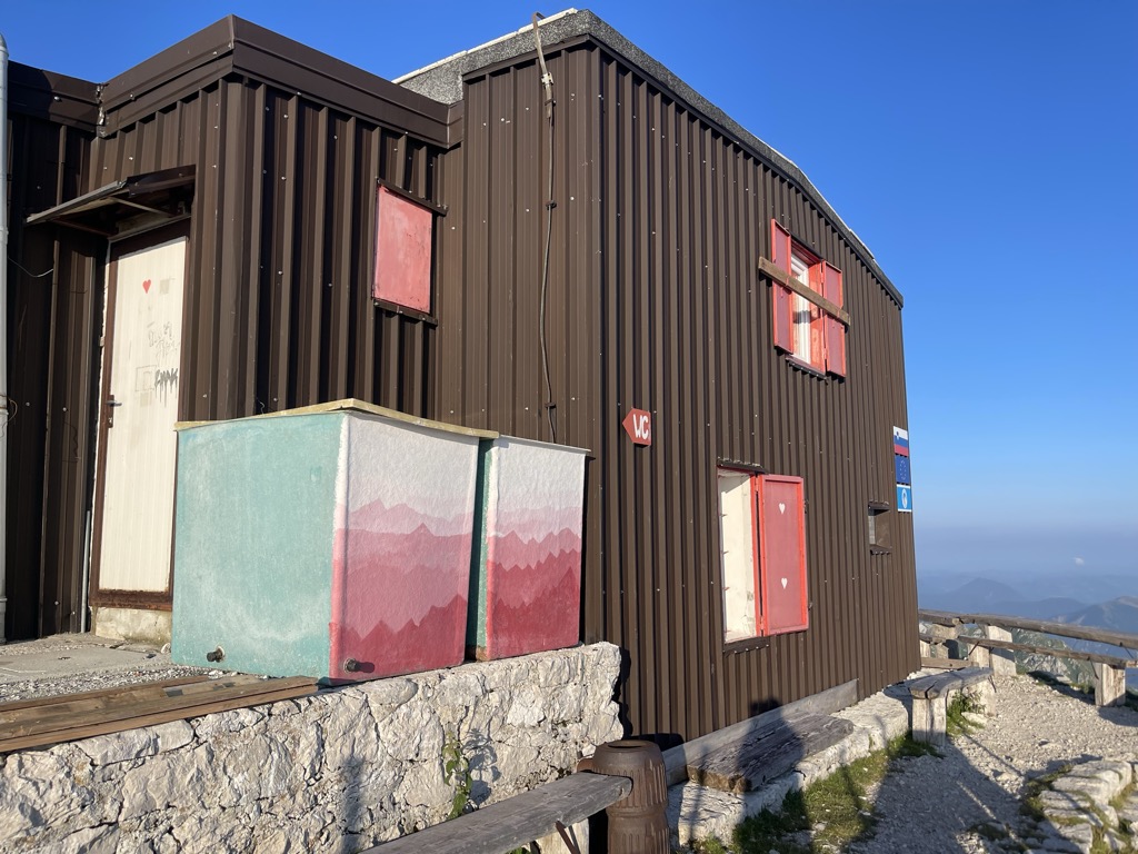 Gomiščkovo zavetišče na Krnu