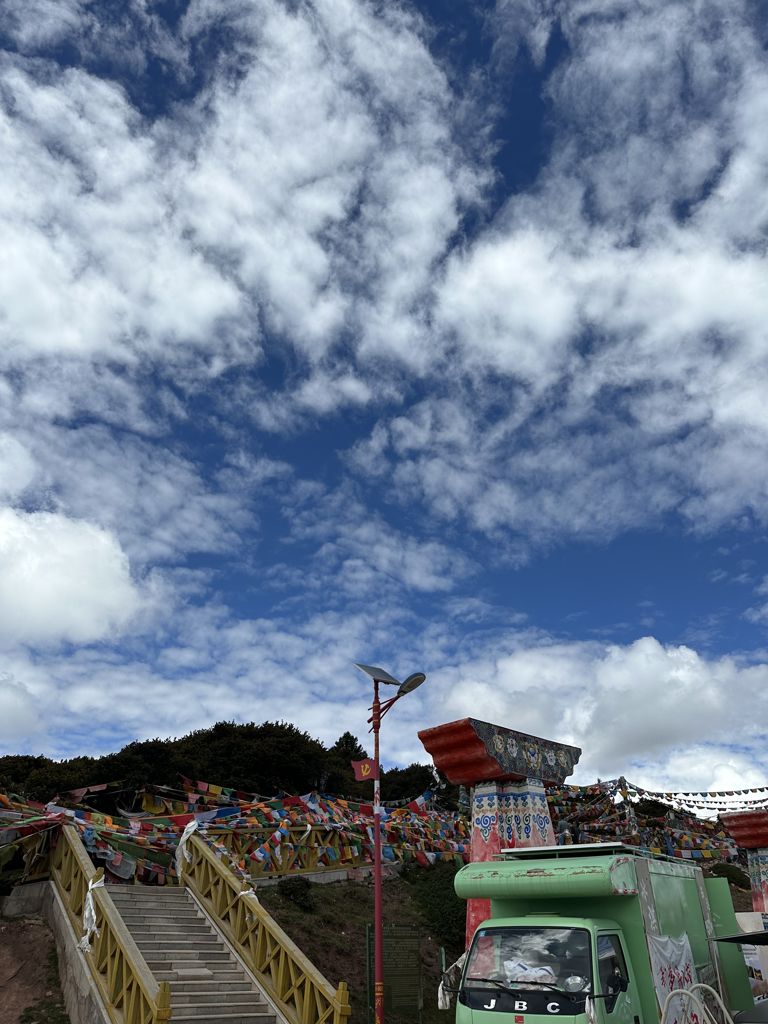 Photo №2 of Hong La