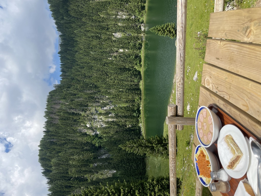 koca-na-planini-pri-jezeru-3