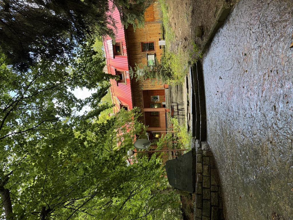 momina-skala-hut