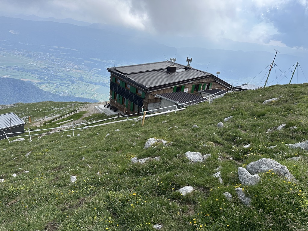 presernova-koca-na-stolu-2