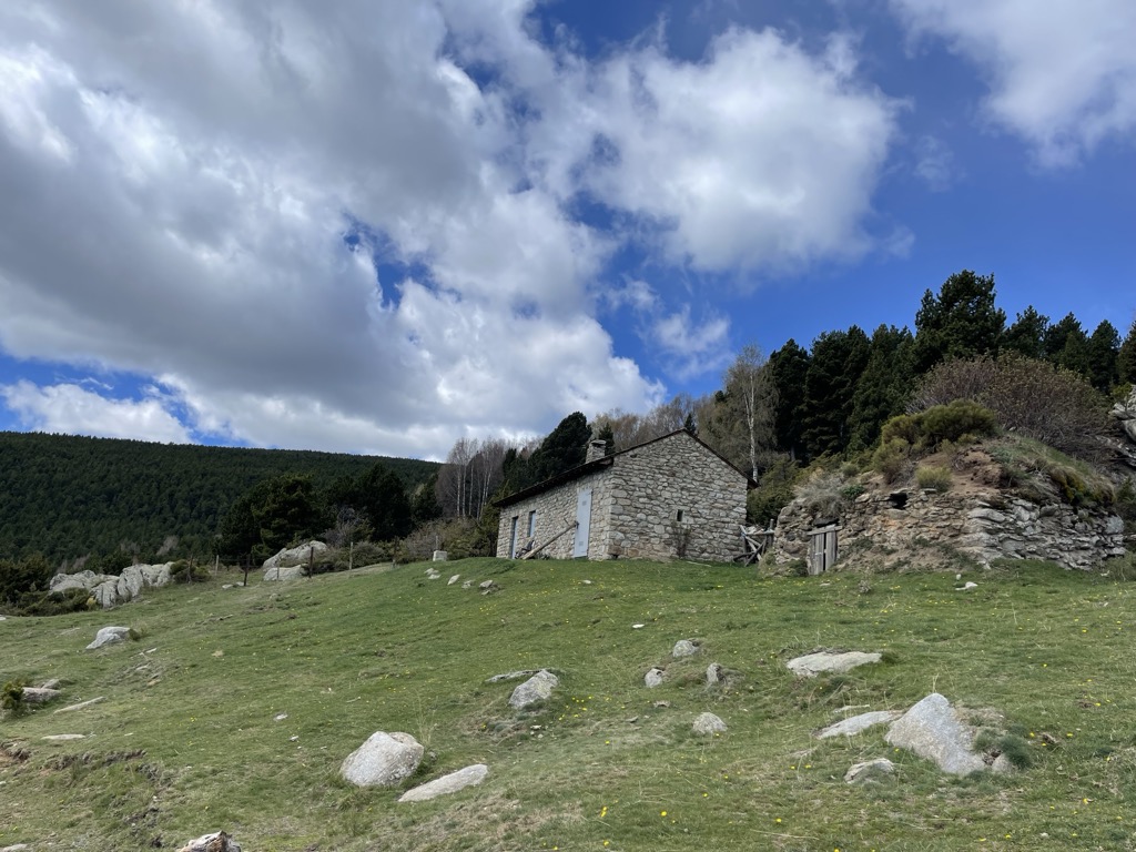 refugi-forestal-de-les-cases