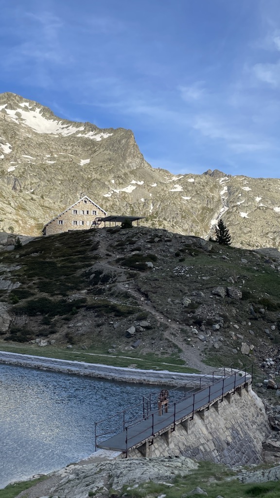 refugio-de-los-ibones-de-bachimana-1