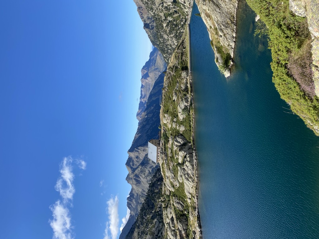 refugio-de-los-ibones-de-bachimana-4