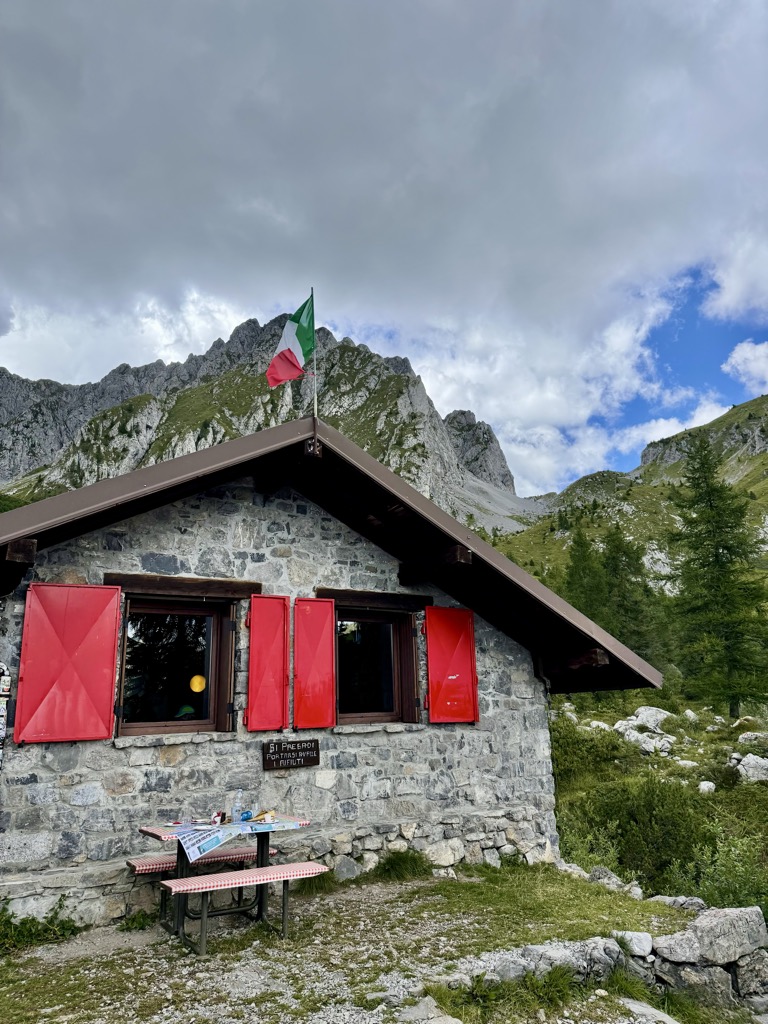 rifugio-gualtiero-laeng-1
