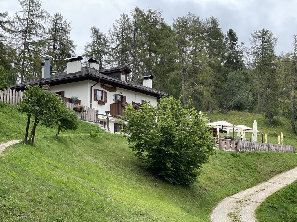 Photo №1 of Rifugio Mezzavia - Halbweghütte