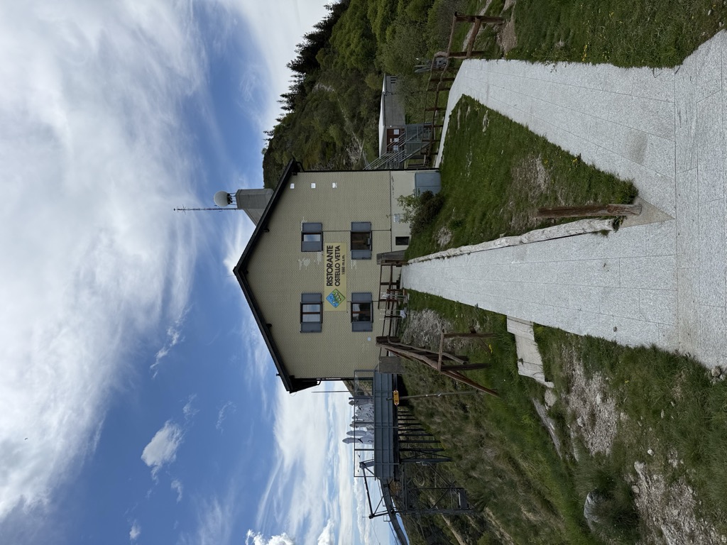 ristorante-ostello-vetta-monte-lema-1