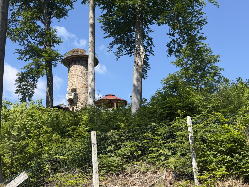 schronisko-i-wieza-widokowa-na-przedniej-kopie