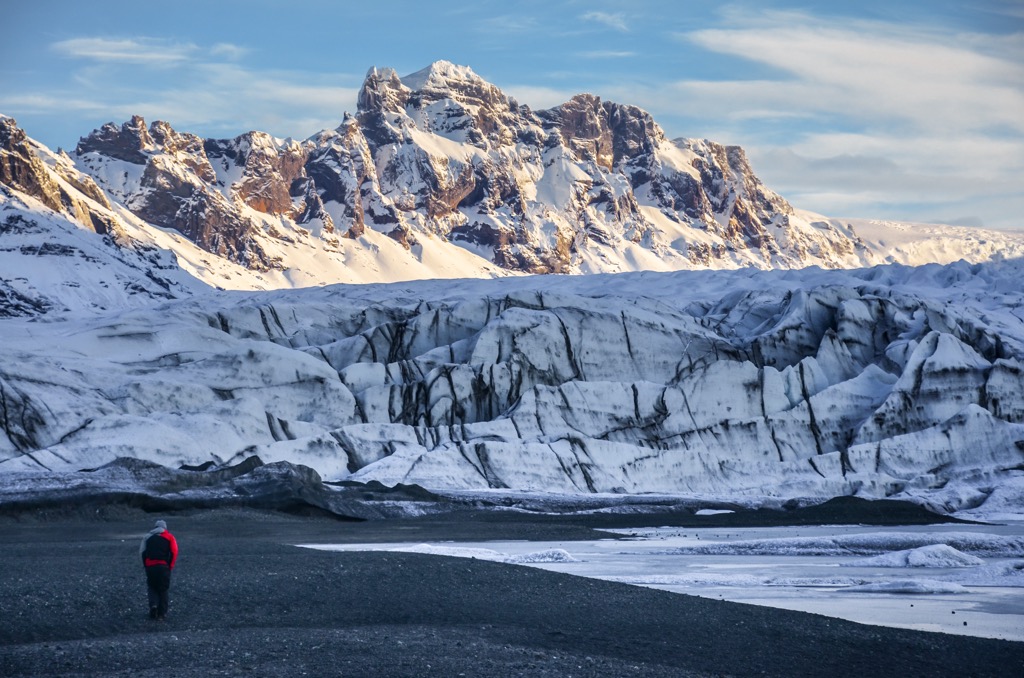 Hvannadalshnúkur peak, with the Vatnajökull glacier. Nomad-Friendly Countries for Mountain Lovers