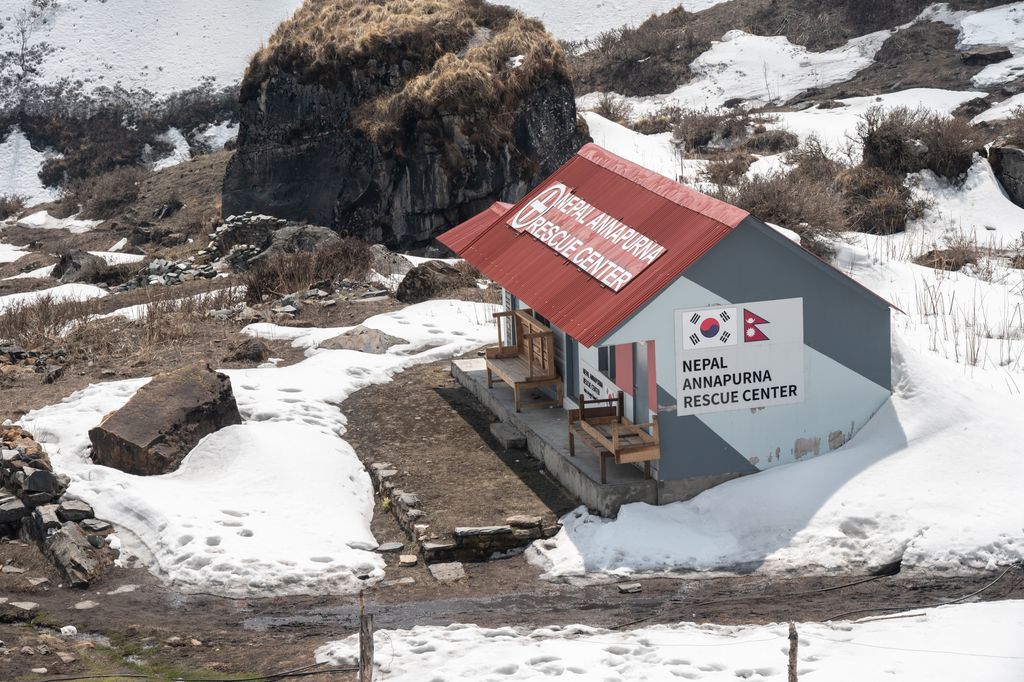 Ein Rettungszentrum in Nepal. Bergrettung Spickzettel