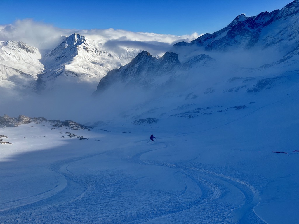 Iconic Off-Piste Skiing Destinations - OGSO MOUNTAIN ESSENTIALS