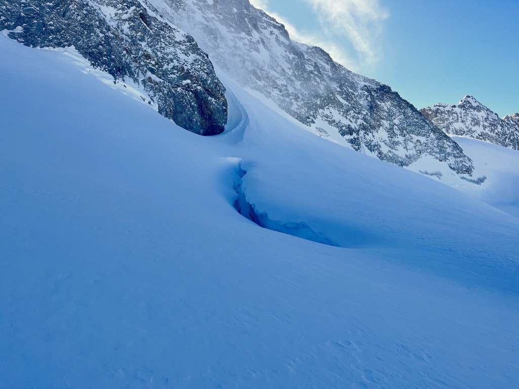 Pssst! So findest du den besten Schnee abseits der Piste. Gletscherspalten sind die größte Gefahr in vergletschertem Gelände. Foto: Sergei Poljak