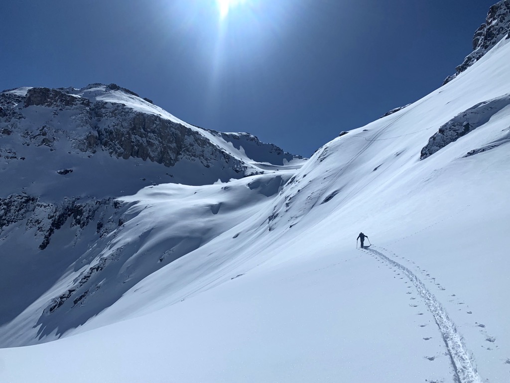 Sekrety znajdowania najlepszego śniegu poza trasami. Earning your turns, one step at a time. Photo: Sergei Poljak