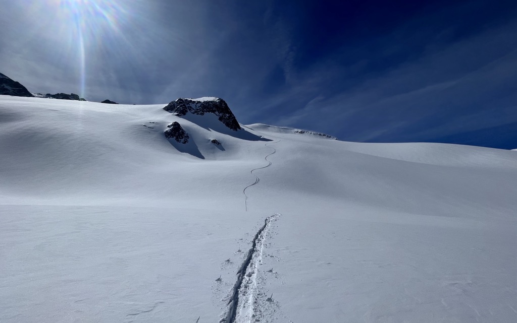 Pssst! So findest du den besten Schnee abseits der Piste. Gletscher sind perfekt für sanfte Tiefschneeabfahrten. Foto: Sergei Poljak