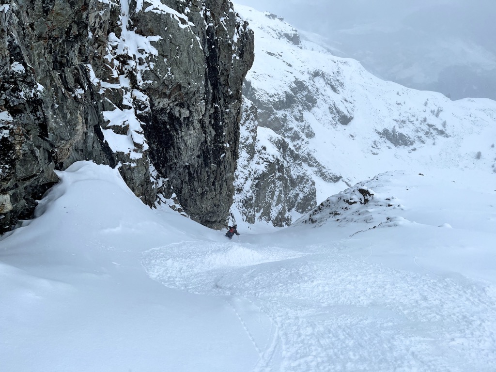 Pssst! So findest du den besten Schnee abseits der Piste. Skifahren macht glücklicj. Foto: Sergei Poljak