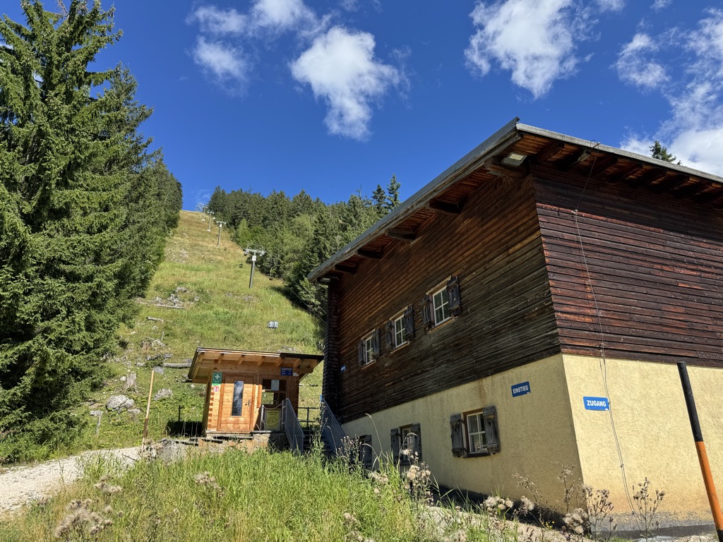 untere-schlegelalm-diensthutte