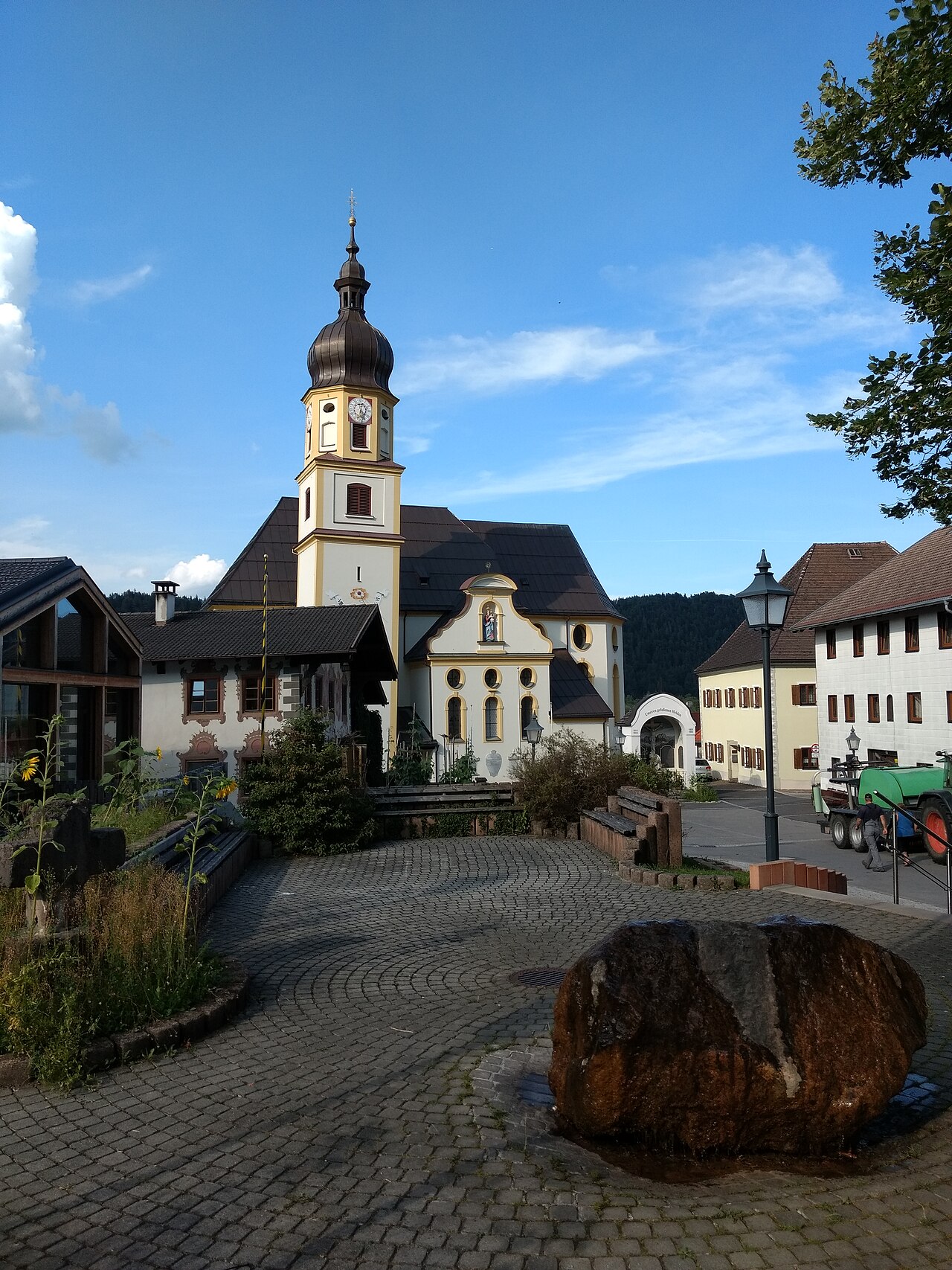 Stadtpfarrkirche Mariae Himmelfahrt mit Friedhof