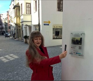 Rattenberg mit Smartphone durch die Stadt