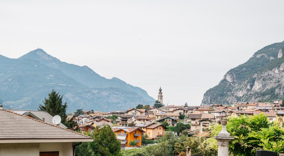 Besenello, ai piedi di Castel Beseno
