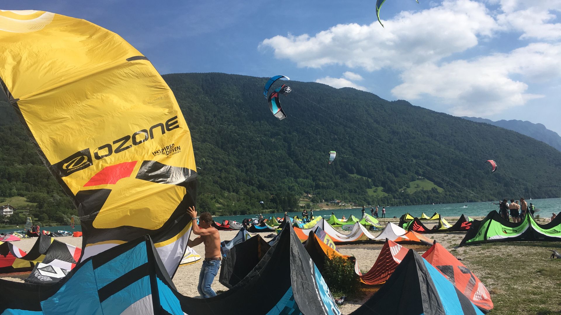 Dove il vento incontra l’acqua: Kite Surf e Windsurf sul Lago di Santa Croce