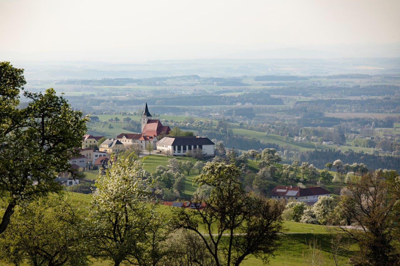Fotopunkt auf die Kirche St. Michael am Bruckbach