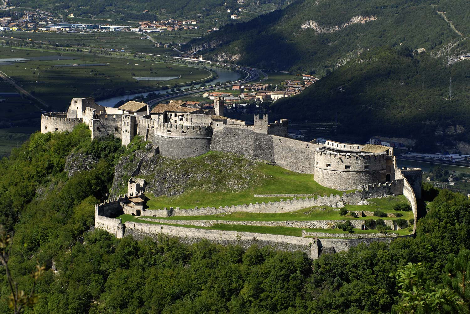 Besenello, am Fuße der Burg Beseno