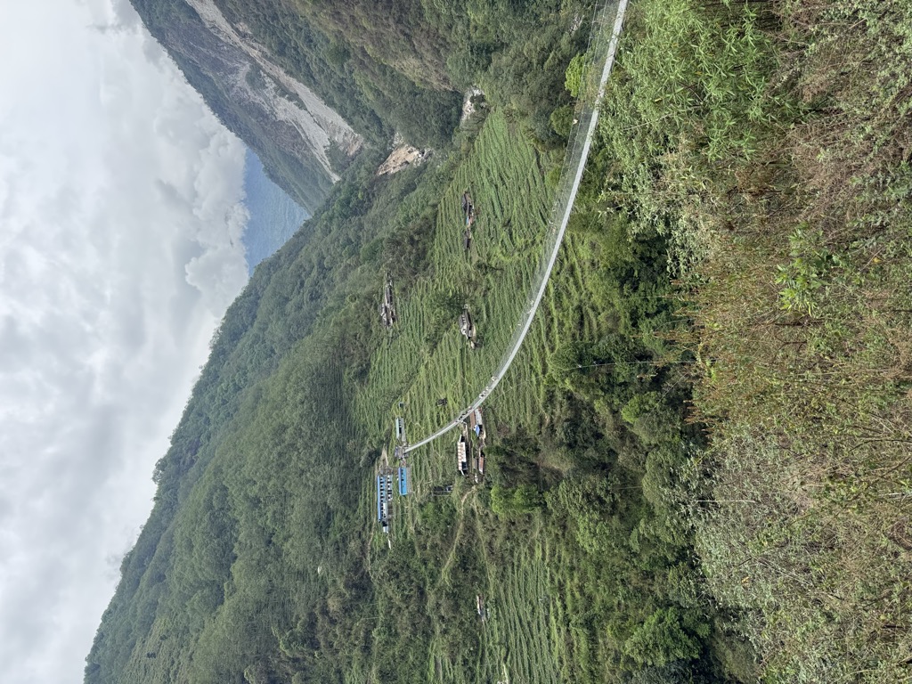 梁校