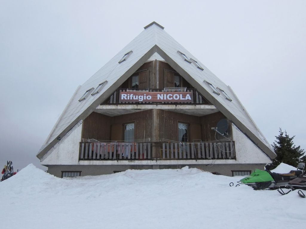 Rifugio_Nicola_in_snow,_Piani_di_Artavaggio_(Lecco),_Lombardy,_Italy_-_2019-12-15