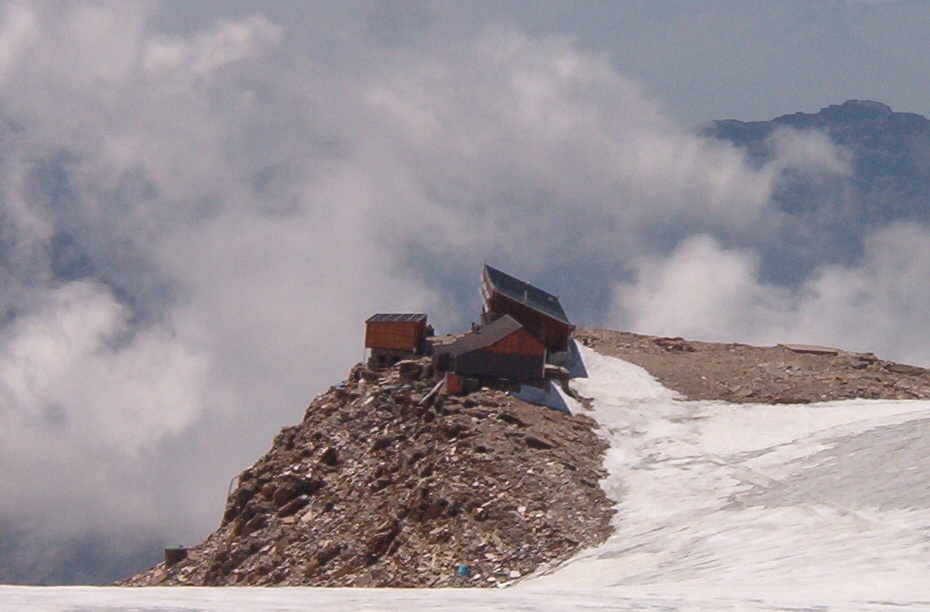 Rifugio_Quintino_Sella_al_Felik-1